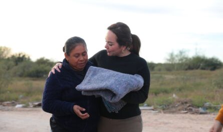 Entrega alcaldesa Carmen Lilia Canturosas apoyo invernal a familias de la periferia