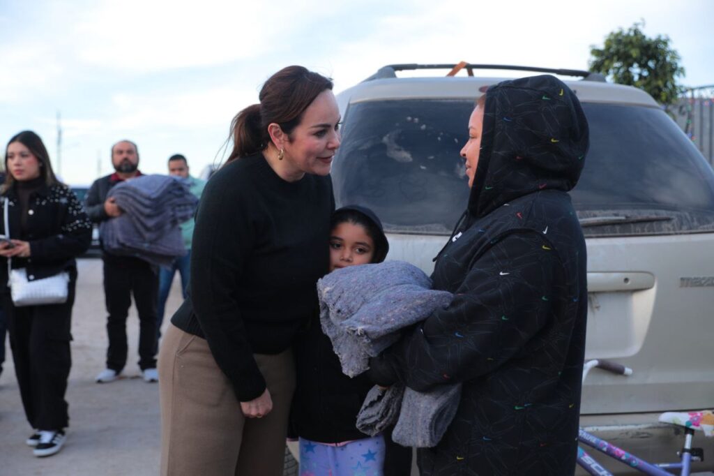 Entrega alcaldesa Carmen Lilia Canturosas apoyo invernal a familias de la periferia