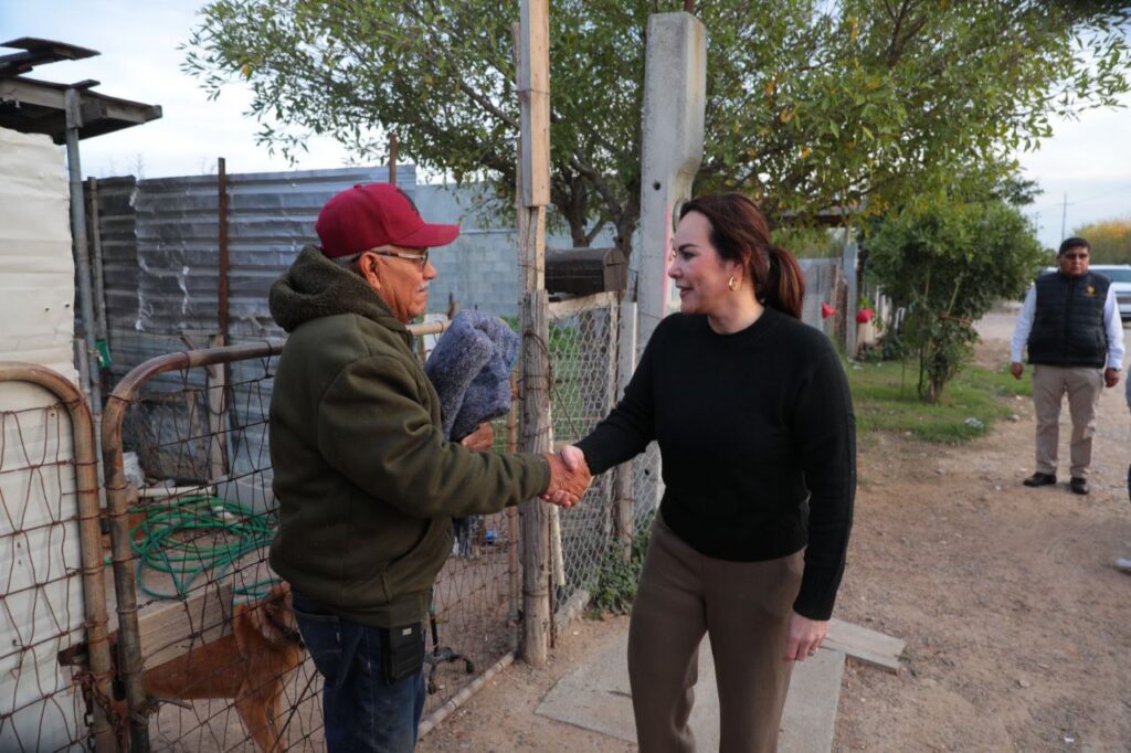 Entrega alcaldesa Carmen Lilia Canturosas apoyo invernal a familias de la periferia