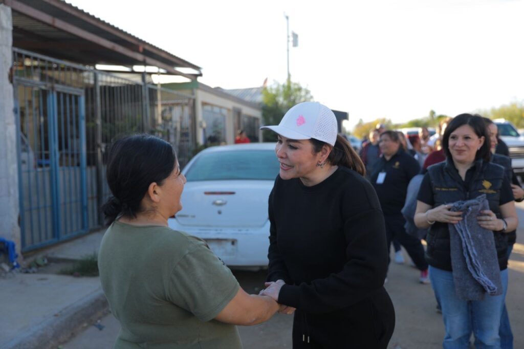 Reciben habitantes de la colonia ITAVU y Palmares cobijas para mitigar el frío