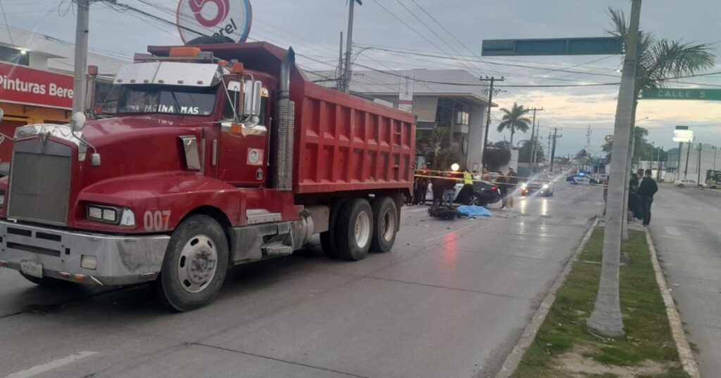 Motociclista pierde la vida al chocar con camión de volteo en Tampico