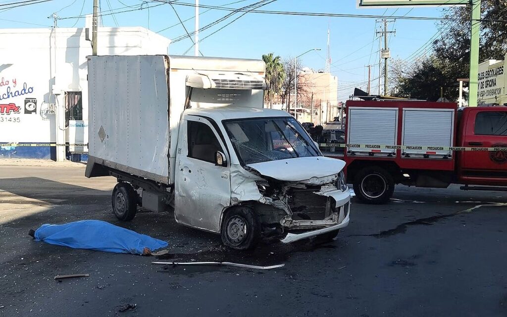 Hombre muere aplastado tras volcar en Nuevo Laredo