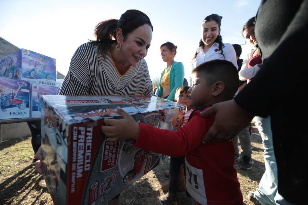 Comparte alcaldesa Carmen Lilia Canturosas Día de Reyes Magos con habitantes al poniente de Nuevo Laredo