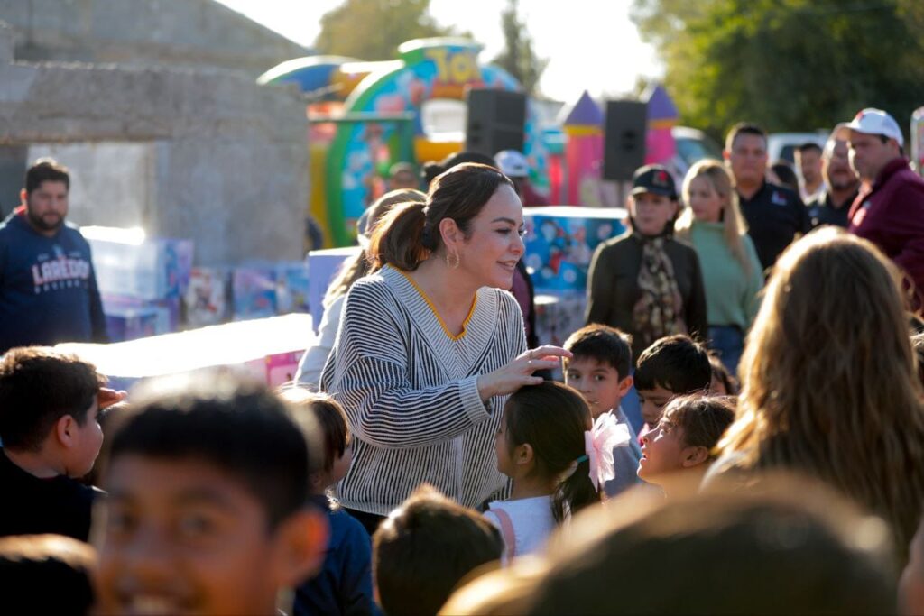 Comparte alcaldesa Carmen Lilia Canturosas Día de Reyes Magos con habitantes al poniente de Nuevo Laredo