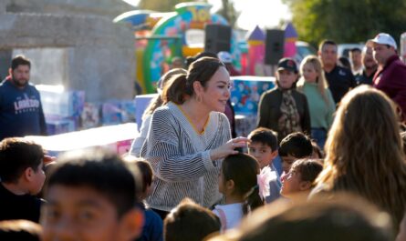 Comparte alcaldesa Carmen Lilia Canturosas Día de Reyes Magos con habitantes al poniente de Nuevo Laredo