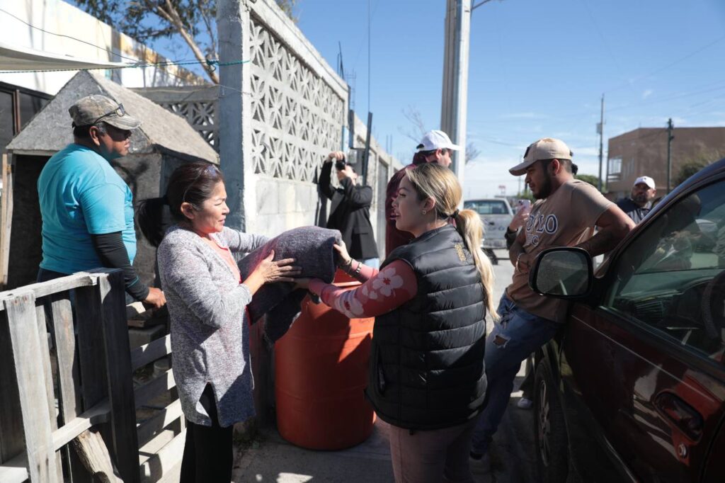 Realiza Gobierno de Nuevo Laredo brigada contra el frío en colonias del poniente