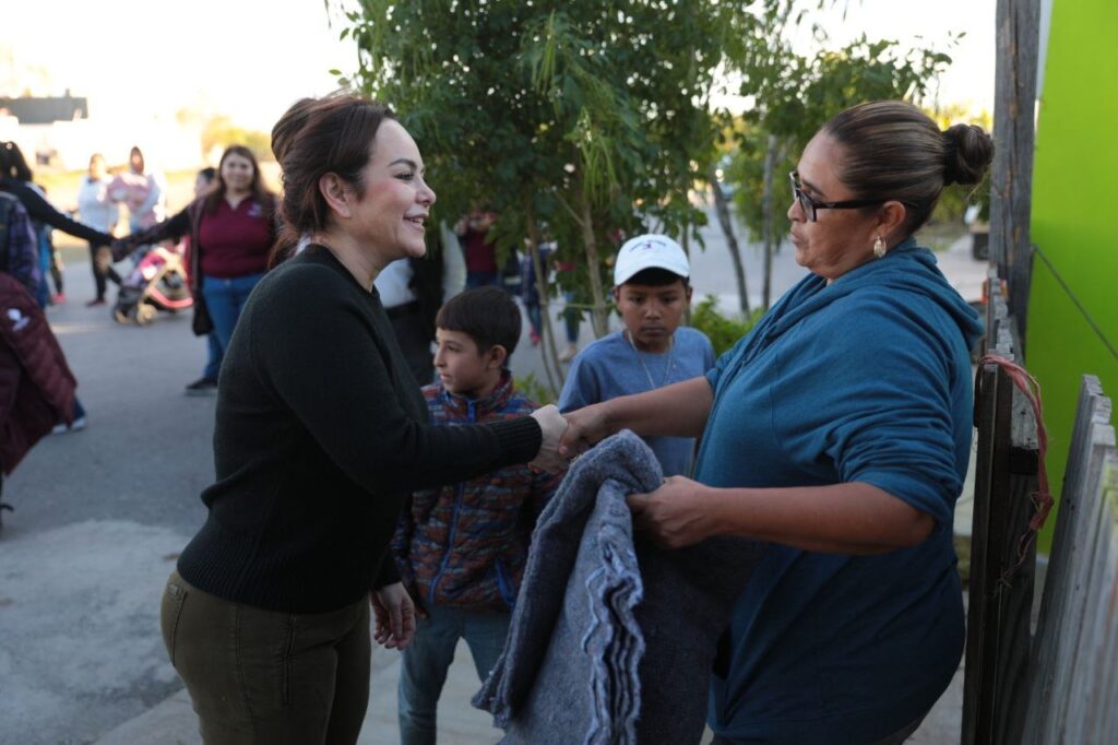 Lleva alcaldesa Carmen Lilia Canturosas abrigo a cientos de familias ante pronóstico de helada