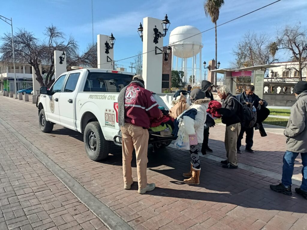 Mantiene Protección Civil de Nuevo Laredo “Operativo Carrusel” y donan ropa de invierno a ciudadanos