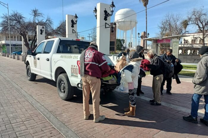 Mantiene Protección Civil de Nuevo Laredo “Operativo Carrusel” y donan ropa de invierno a ciudadanos