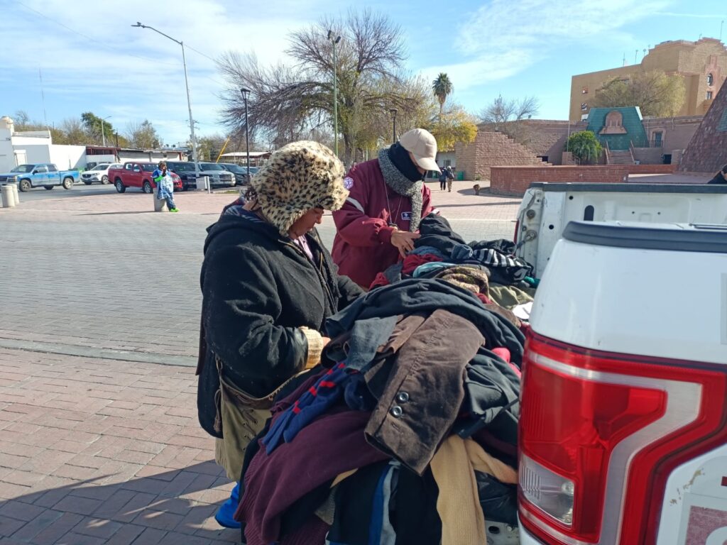 Mantiene Protección Civil de Nuevo Laredo “Operativo Carrusel” y donan ropa de invierno a ciudadanos