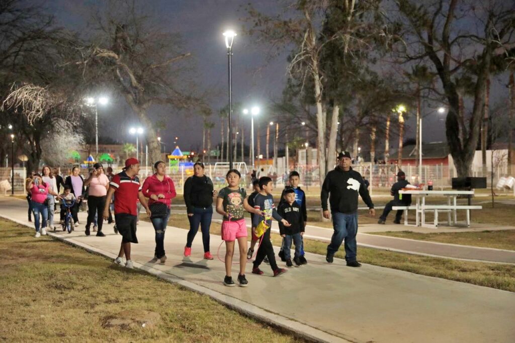 Agradecen familias renovación del Parque Mendoza en Nuevo Laredo