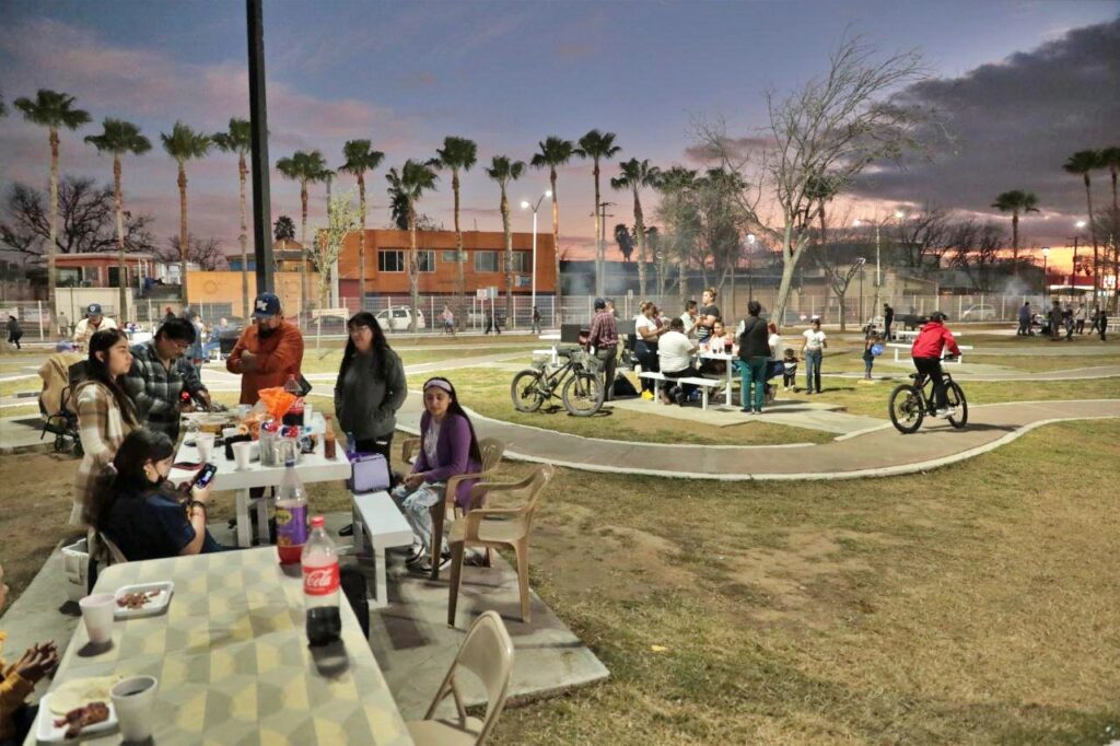 Agradecen familias renovación del Parque Mendoza en Nuevo Laredo