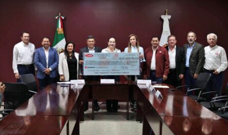 Refrendan Gobierno de Nuevo Laredo y constructores locales convenio de colaboración con donación histórica