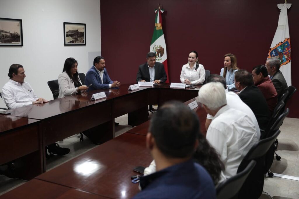 Refrendan Gobierno de Nuevo Laredo y constructores locales convenio de colaboración con donación histórica