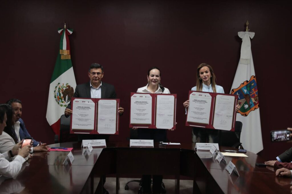 Refrendan Gobierno de Nuevo Laredo y constructores locales convenio de colaboración con donación histórica