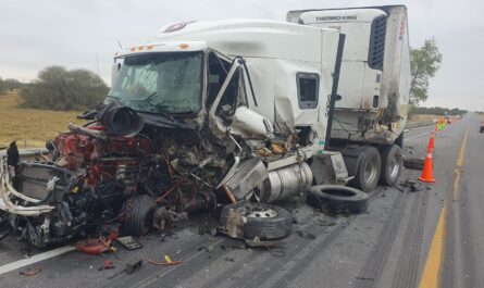 Choque de tráileres cerca de Victoria deja a conductor herido