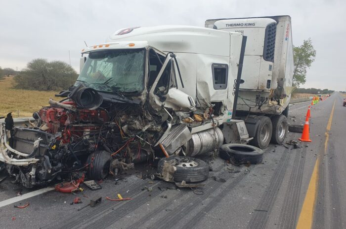 Choque de tráileres cerca de Victoria deja a conductor herido