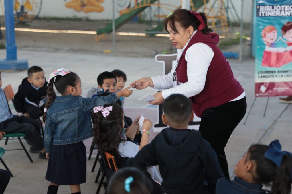 Reciben alumnos de jardín de niños una divertida lectura de cuento