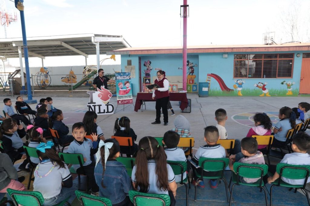 Reciben alumnos de jardín de niños una divertida lectura de cuento