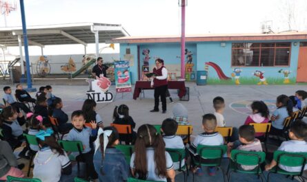 Reciben alumnos de jardín de niños una divertida lectura de cuento