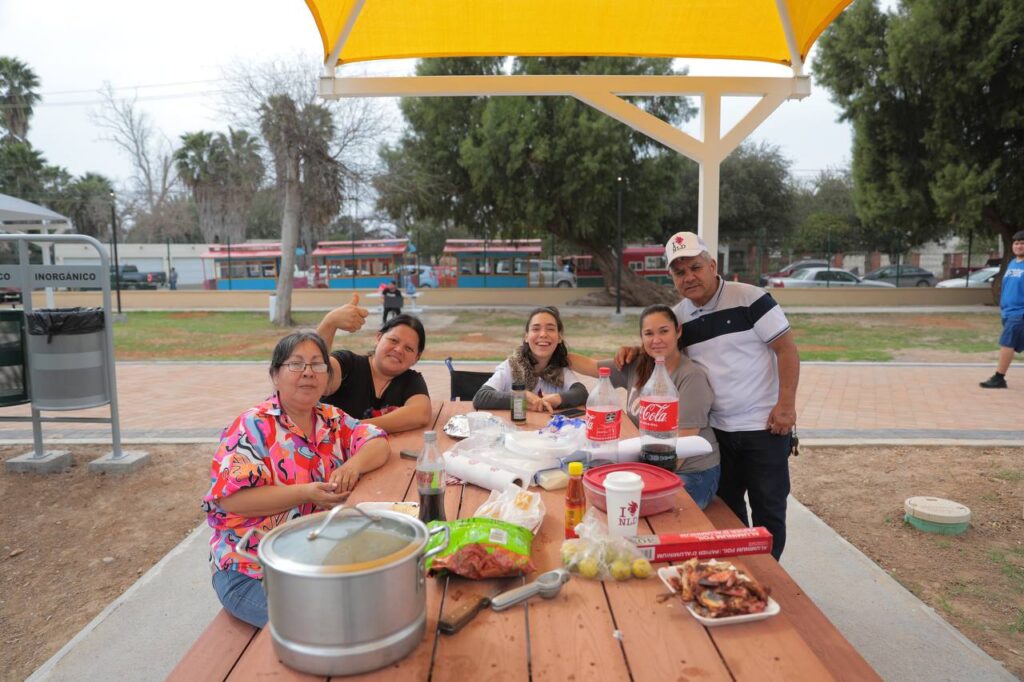 Celebran familias neolaredenses reapertura del Parque Viveros