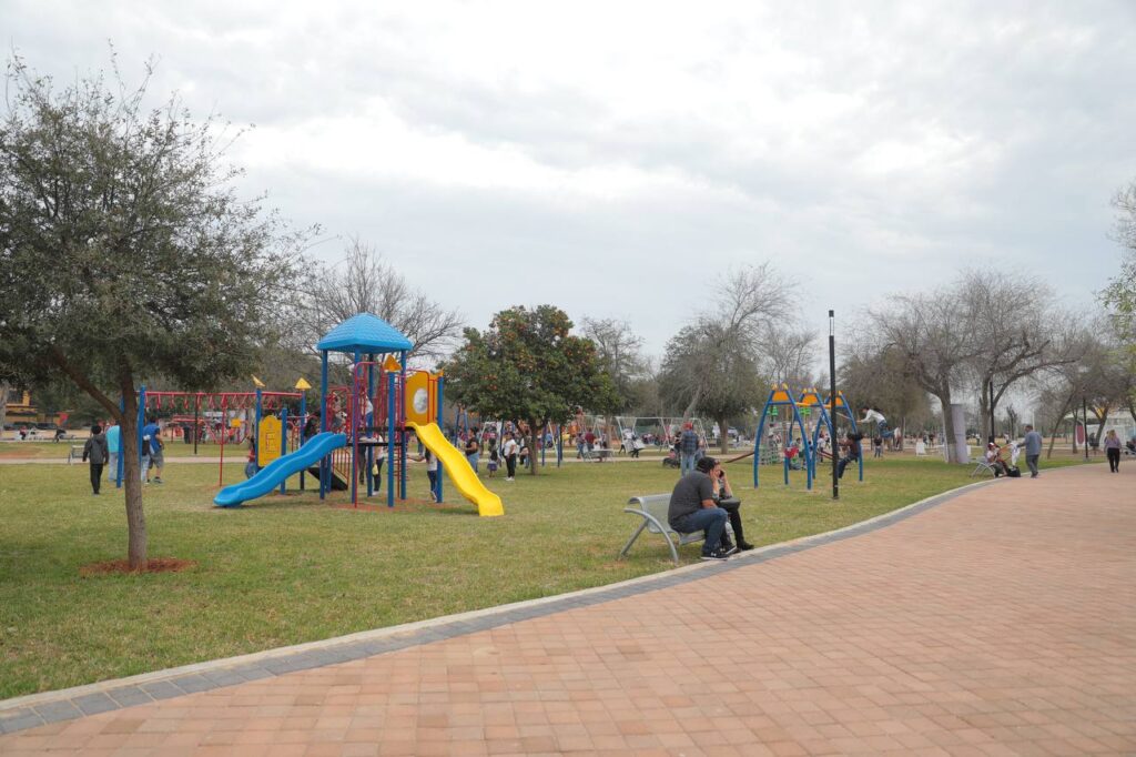 Celebran familias neolaredenses reapertura del Parque Viveros