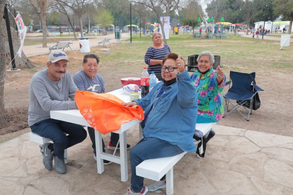 Celebran familias neolaredenses reapertura del Parque Viveros