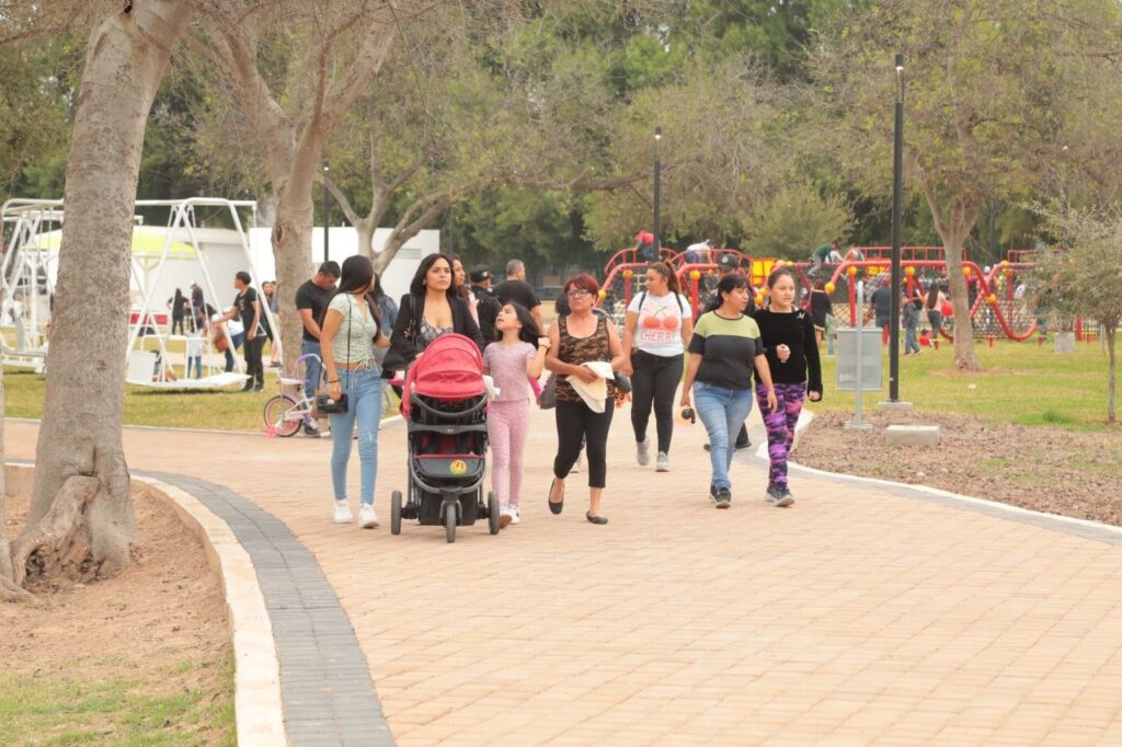 Celebran familias neolaredenses reapertura del Parque Viveros