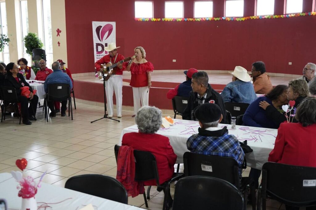 Celebran abuelitos de la Casa Club Día de San Valentín con festival