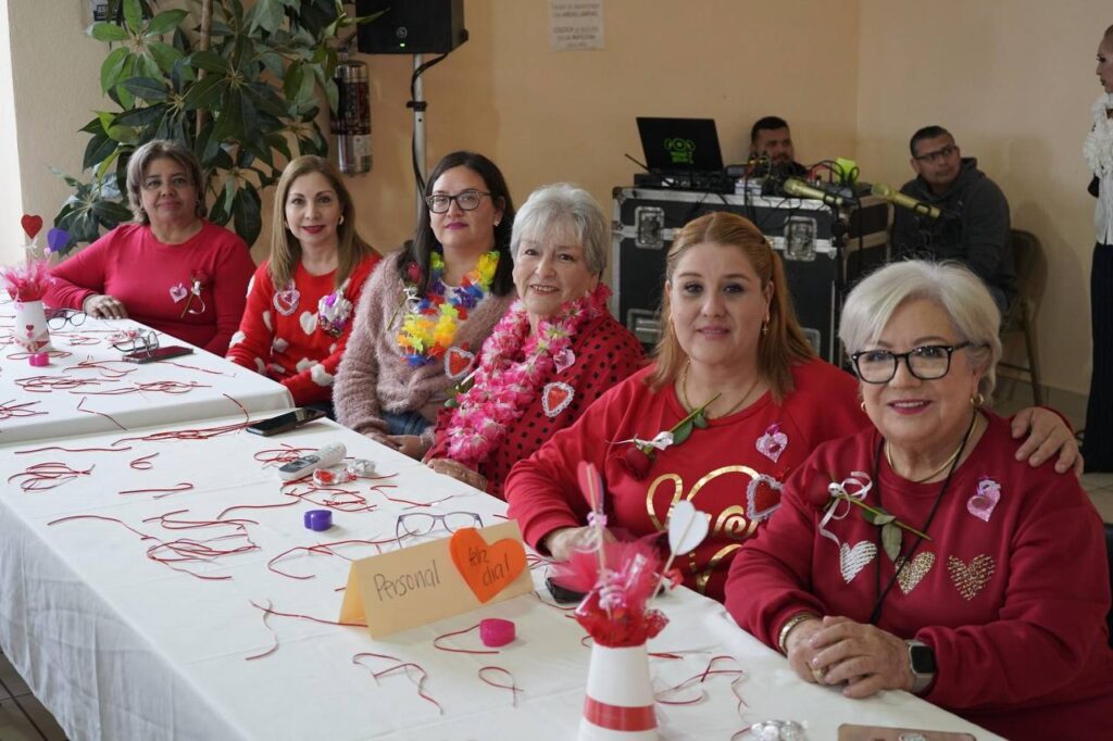 Celebran abuelitos de la Casa Club Día de San Valentín con festival