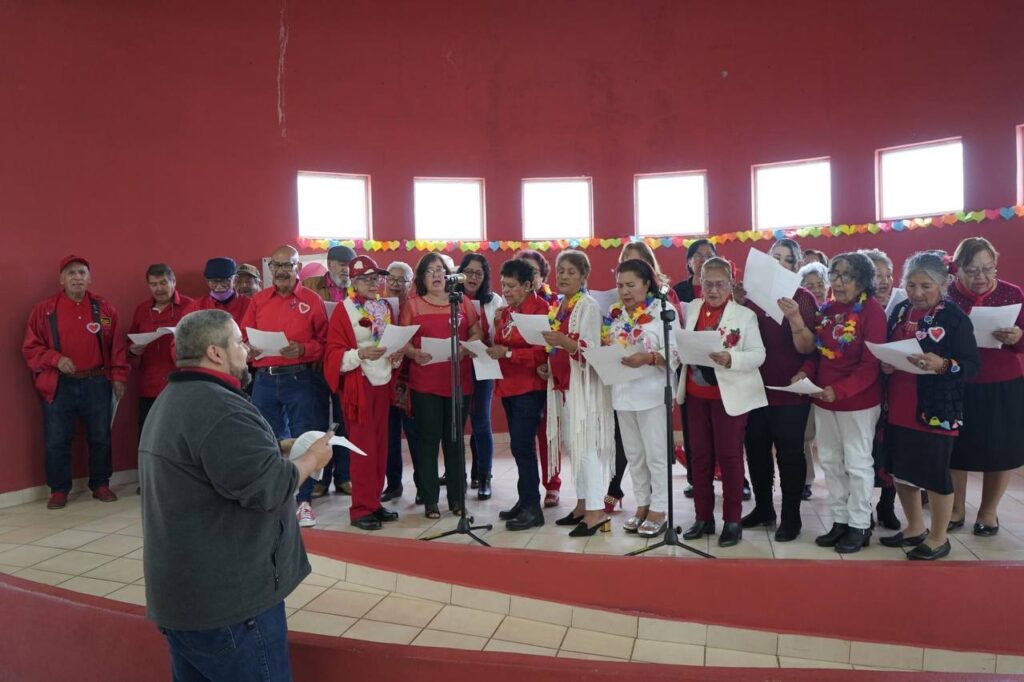 Celebran abuelitos de la Casa Club Día de San Valentín con festival