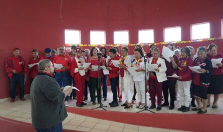 Celebran abuelitos de la Casa Club Día de San Valentín con festival