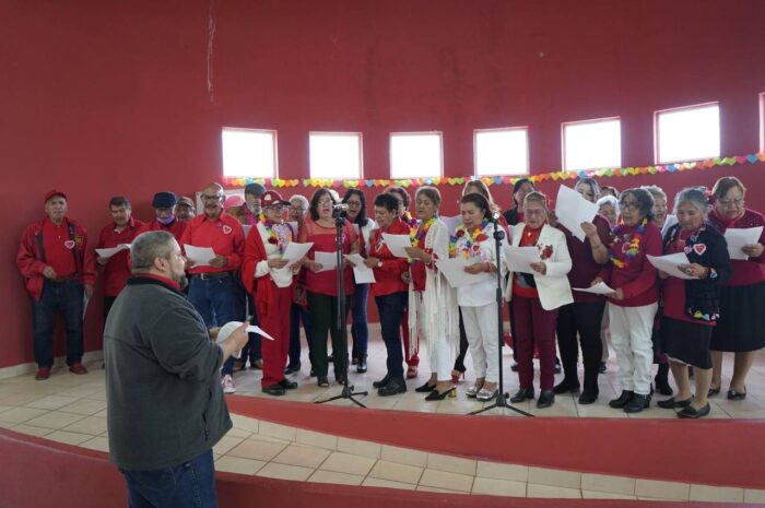 Celebran abuelitos de la Casa Club Día de San Valentín con festival