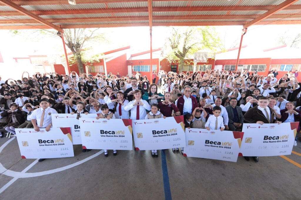 Entrega Carmen Lilia Canturosas más de 12 mil Becas “UNE”a estudiantes de educación básica