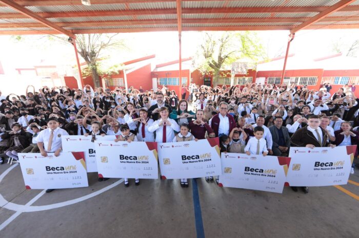 Entrega Carmen Lilia Canturosas más de 12 mil Becas “UNE”a estudiantes de educación básica