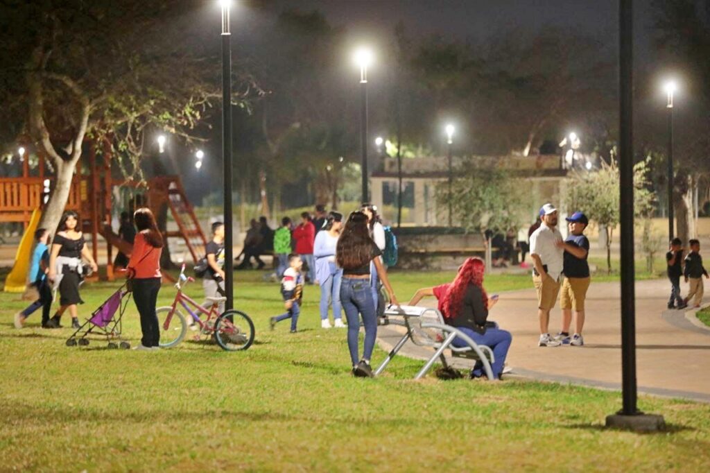 Agradecen familias neolaredenses nueva iluminación en Parque Viveros