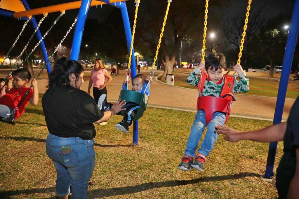 Agradecen familias neolaredenses nueva iluminación en Parque Viveros