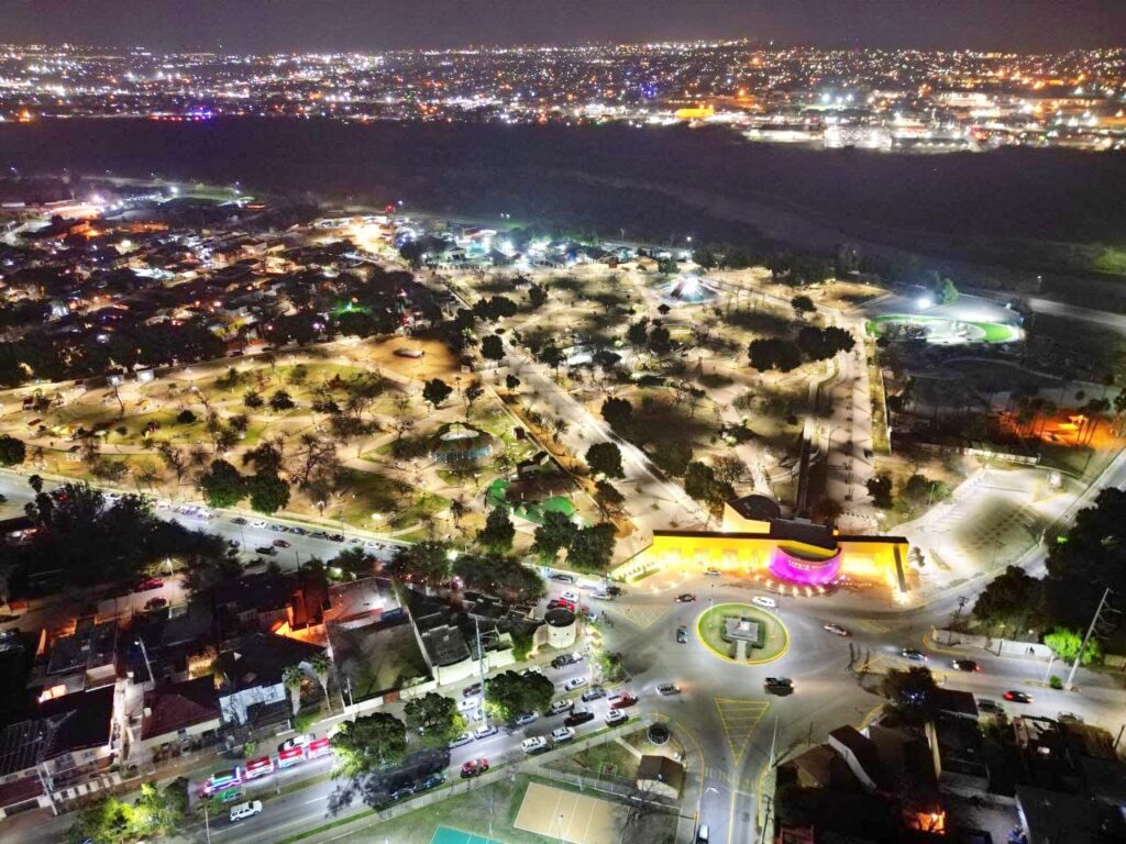 Agradecen familias neolaredenses nueva iluminación en Parque Viveros