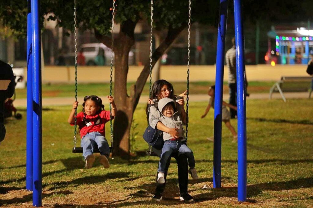 Agradecen familias neolaredenses nueva iluminación en Parque Viveros