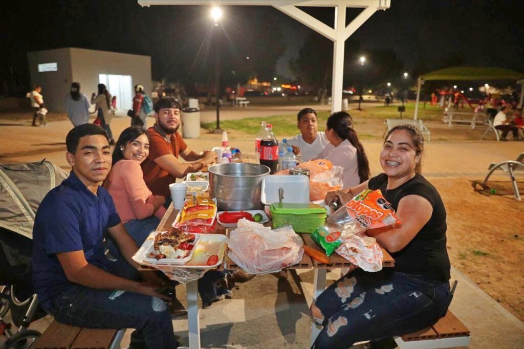 Agradecen familias neolaredenses nueva iluminación en Parque Viveros