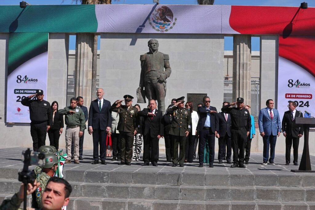 Conmemoran autoridades y escuelas de Nuevo Laredo Día de la Bandera