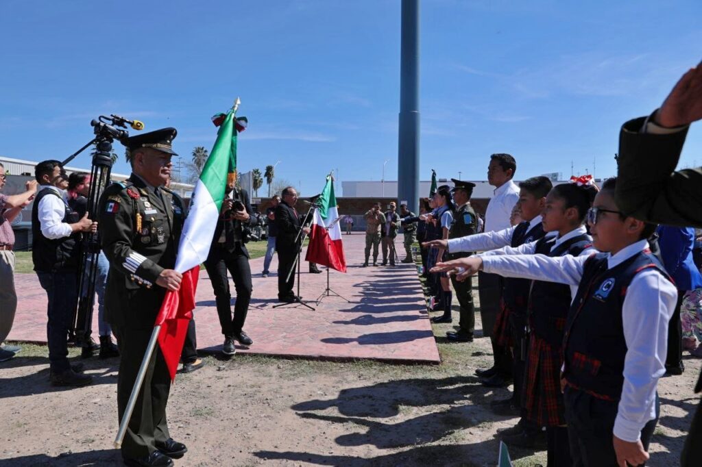 Conmemoran autoridades y escuelas de Nuevo Laredo Día de la Bandera