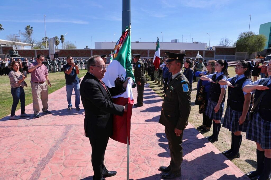 Conmemoran autoridades y escuelas de Nuevo Laredo Día de la Bandera