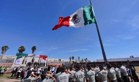 Conmemoran autoridades y escuelas de Nuevo Laredo Día de la Bandera