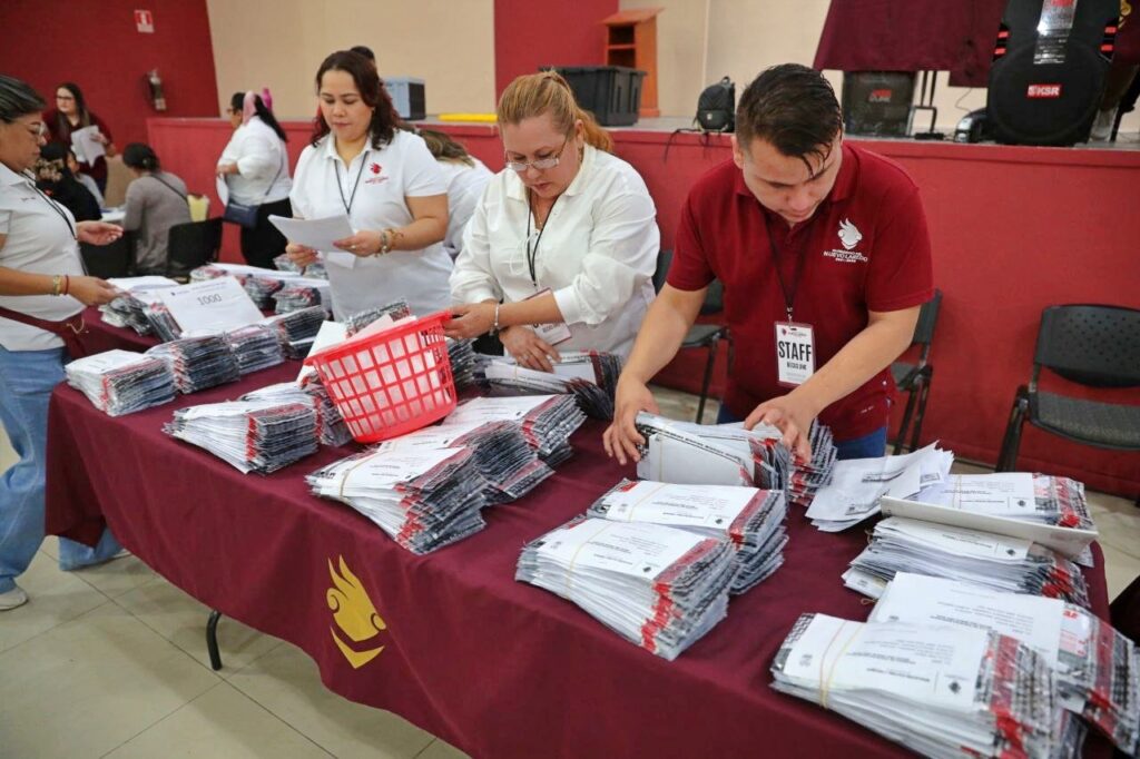 Inicia gobierno de Nuevo Laredo entrega de tarjetas bancarias para beneficiarios de Becas UNE 2024