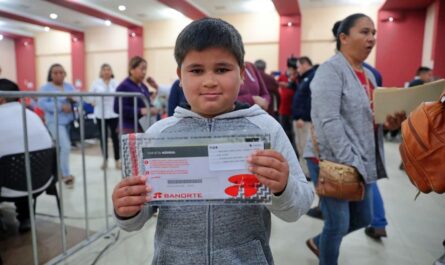 Inicia gobierno de Nuevo Laredo entrega de tarjetas bancarias para beneficiarios de Becas UNE 2024