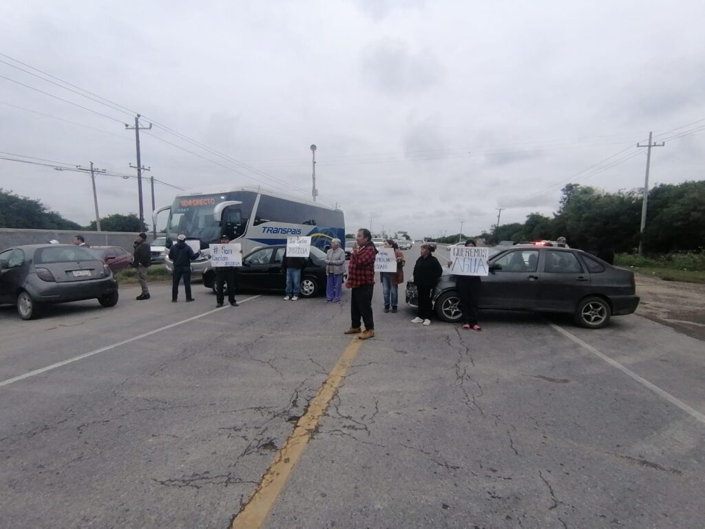 Ejidatarios bloquean la carretera Victoria-Monterrey; acusan a COMAPA Victoria por falta de agua