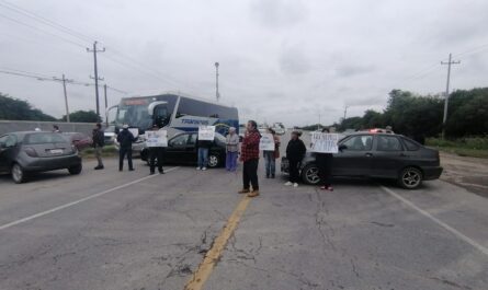 Ejidatarios bloquean la carretera Victoria-Monterrey; acusan a COMAPA Victoria por falta de agua