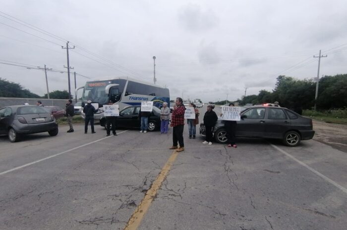 Ejidatarios bloquean la carretera Victoria-Monterrey; acusan a COMAPA Victoria por falta de agua