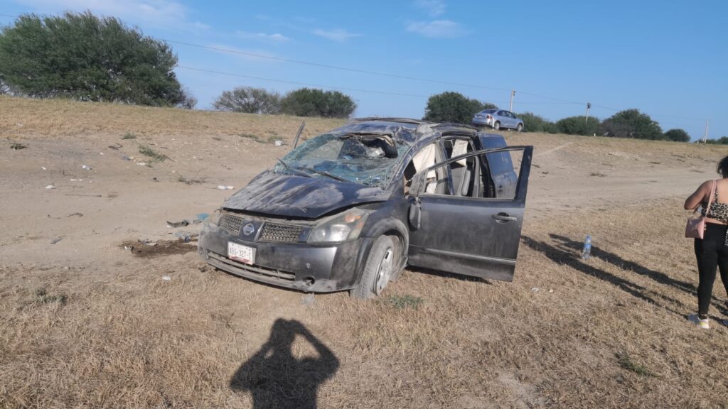 Familia vuelca en carretera cerca de Ciudad Victoria; siete heridos